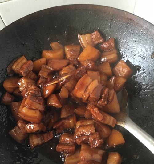 土豆焖五花肉的家常做法（绝对鲜美的口感）