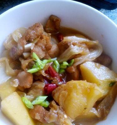 土豆焖五花肉的家常做法（绝对鲜美的口感）