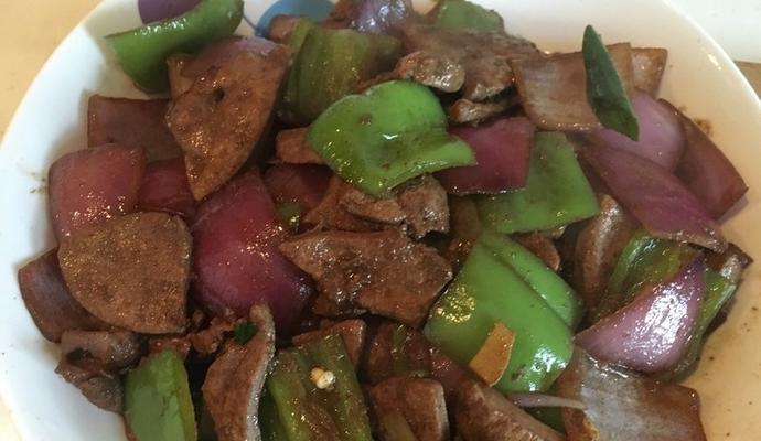 青椒炒猪肝的做法是什么？如何确保猪肝炒得嫩滑？