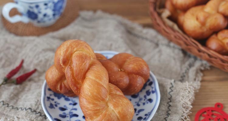 制作香酥大麻花的全过程（手工制作美味可口的大麻花）