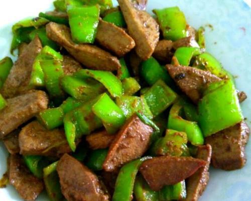 青椒炒猪肝的做法是什么？如何确保猪肝炒得嫩滑？