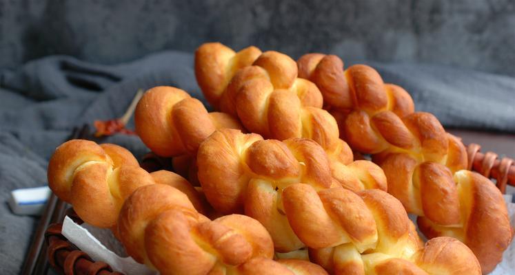 制作香酥大麻花的全过程（手工制作美味可口的大麻花）