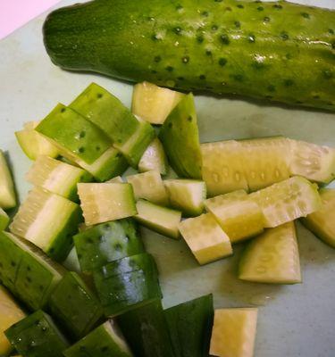 酸脆黄瓜丁怎么做？有哪些步骤和技巧？