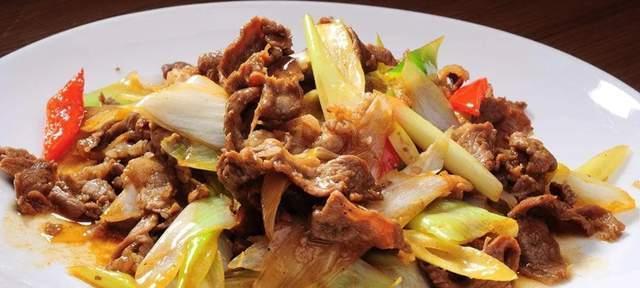 一道美味健康的乡芹炒羊肉（健康鲜美的家常美食）