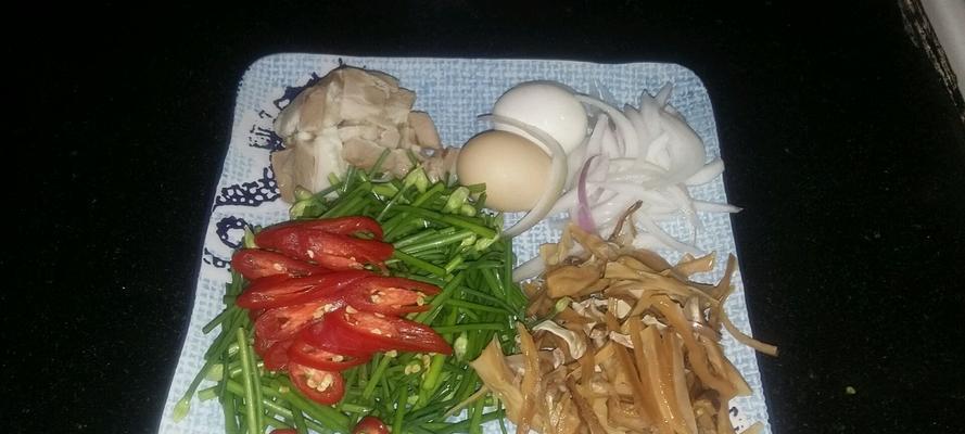 打造美味私房菜——以西芹洋葱墨鱼花为例（新鲜海鲜+蔬菜做法）