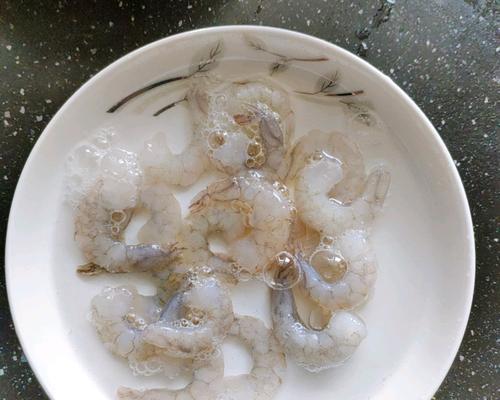 鲜美无比的双菇虾仁佳肴（一道滋味鲜美）