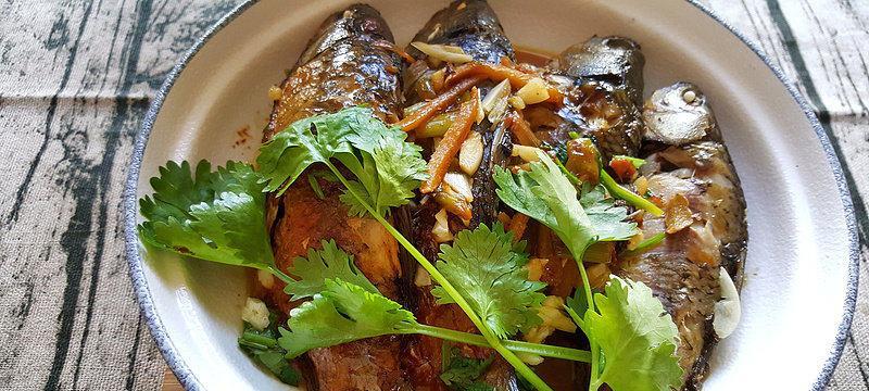 小柱私房菜之蒜香鲫鱼的做法?如何在家轻松复刻? 小柱私房菜之蒜香鲫鱼的做法?如何在家轻松复刻?