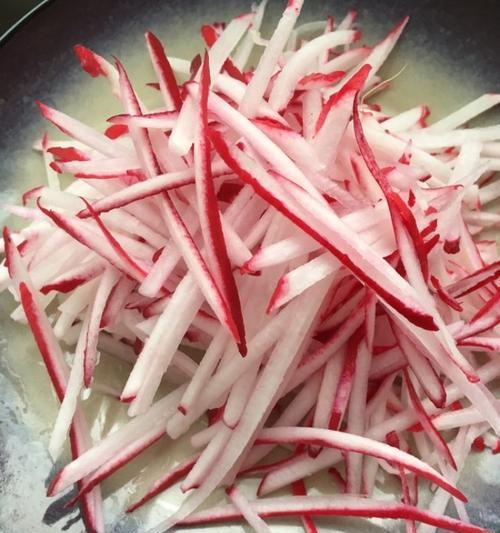 小葱萝卜丝的营养做法（做出色香味俱佳的小葱萝卜丝）
