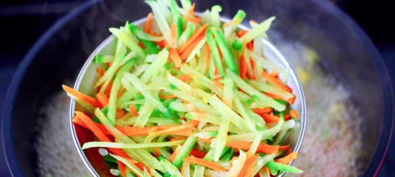 小葱萝卜丝的营养做法（做出色香味俱佳的小葱萝卜丝）