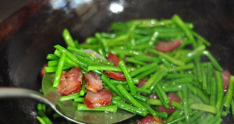 香肠炒豆角的家常做法（以口感独特的香肠和爽脆的豆角相互搭配）