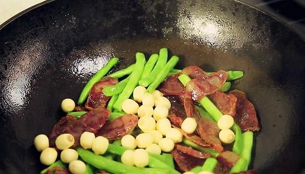 香肠炒豆角的家常做法（以口感独特的香肠和爽脆的豆角相互搭配）