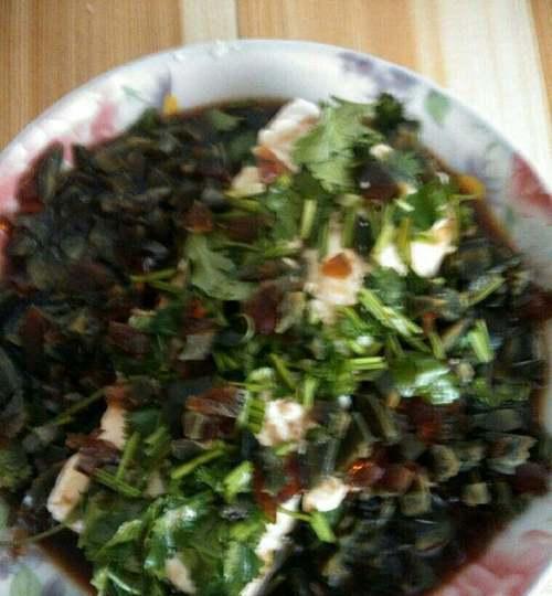 香菜皮蛋豆腐，健康美味双不误！