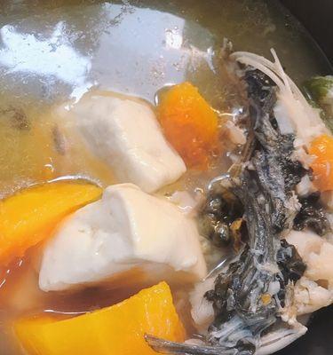 美味家常砂锅什锦鲫鱼汤(健康养生以砂锅为基础热气腾腾的鲜美佳肴) 美味家常砂锅什锦鲫鱼汤(健康养生以砂锅为基础热气腾腾的鲜美佳肴)