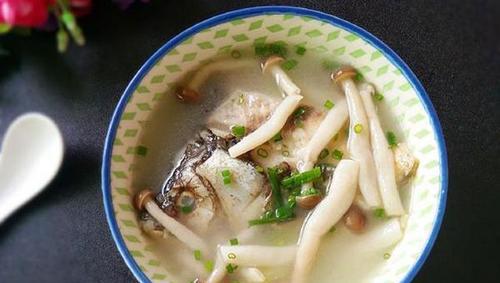 美味家常砂锅什锦鲫鱼汤(健康养生以砂锅为基础热气腾腾的鲜美佳肴) 美味家常砂锅什锦鲫鱼汤(健康养生以砂锅为基础热气腾腾的鲜美佳肴)