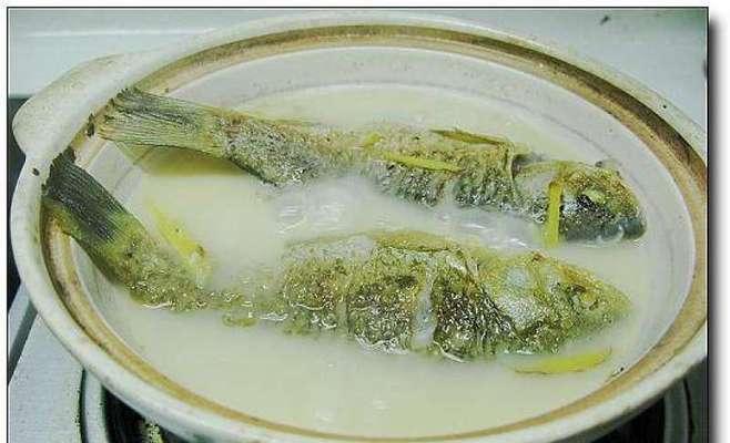 美味家常砂锅什锦鲫鱼汤(健康养生以砂锅为基础热气腾腾的鲜美佳肴) 美味家常砂锅什锦鲫鱼汤(健康养生以砂锅为基础热气腾腾的鲜美佳肴)