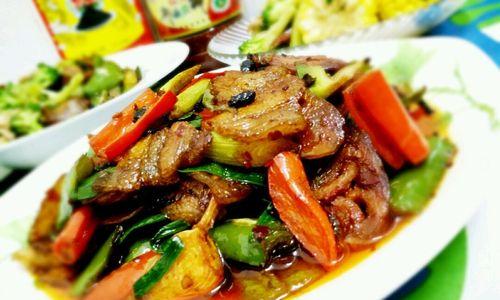 香炸回锅肉，配以鲜美蒜苗（原料选取）