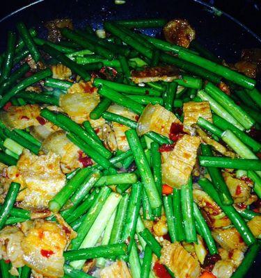 香炸回锅肉，配以鲜美蒜苗（原料选取）