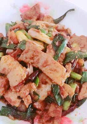 香炸回锅肉，配以鲜美蒜苗（原料选取）