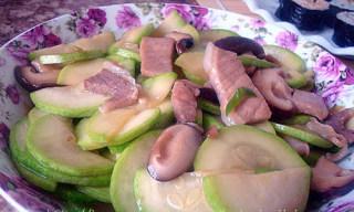 西葫芦炒香菇怎么做？步骤和技巧有哪些？