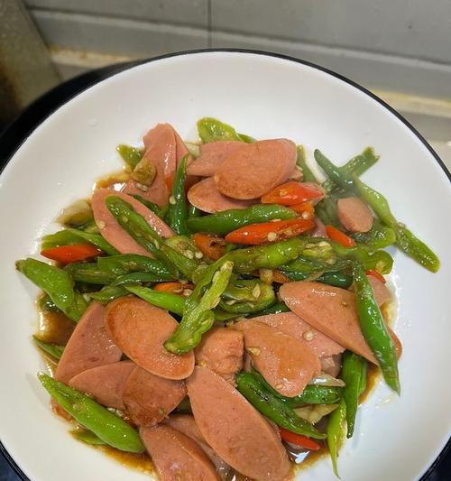 学会做香肠辣椒炒鸡蛋,轻松解决早餐难题(一份营养丰富的早餐) 学会做香肠辣椒炒鸡蛋,轻松解决早餐难题(一份营养丰富的早餐)