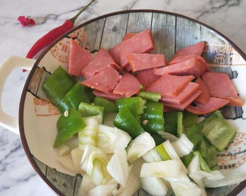 学会做香肠辣椒炒鸡蛋,轻松解决早餐难题(一份营养丰富的早餐) 学会做香肠辣椒炒鸡蛋,轻松解决早餐难题(一份营养丰富的早餐)