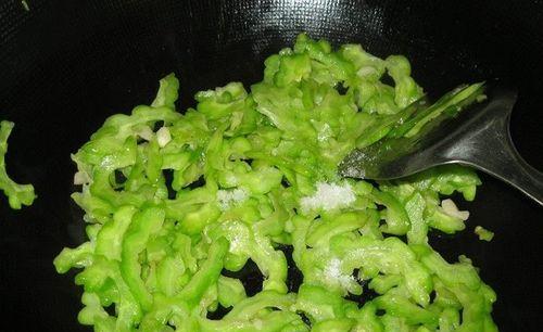 易上手的泡椒炒苦瓜（做法简单易学）