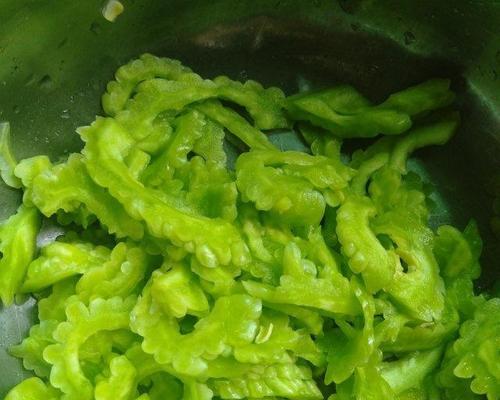 易上手的泡椒炒苦瓜（做法简单易学）