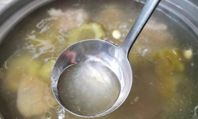 野生山苦瓜排骨汤怎么做？有哪些健康益处？