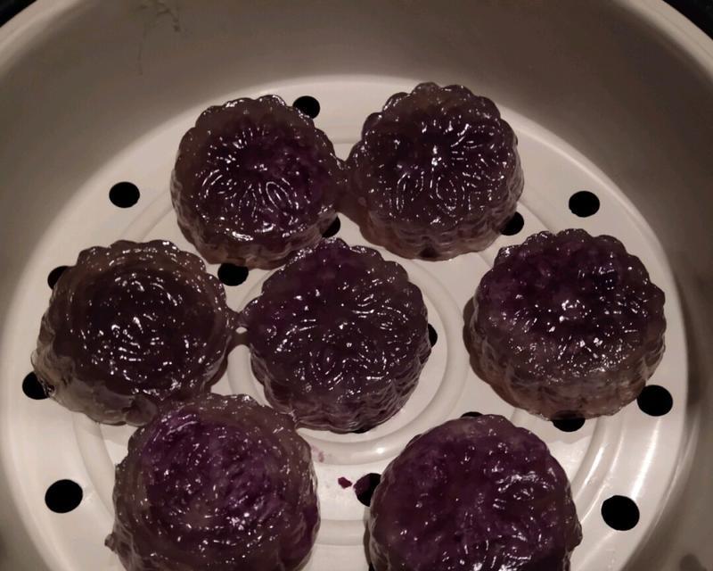 如何制作水晶咸月饼（一步步教你制作美味水晶咸月饼）