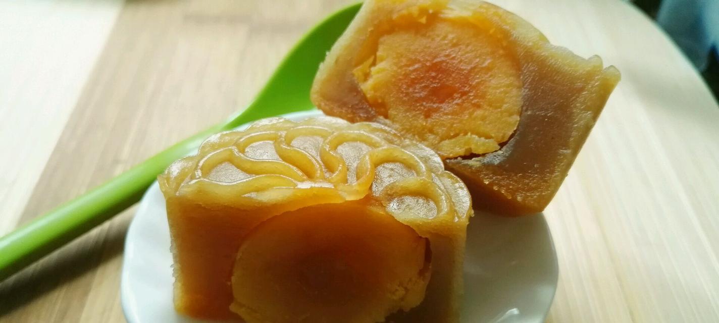 如何制作水晶咸月饼（一步步教你制作美味水晶咸月饼）