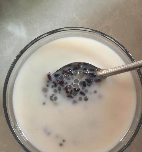 用椰汁打造美味西米露（简单易学的椰汁西米露制作方法）