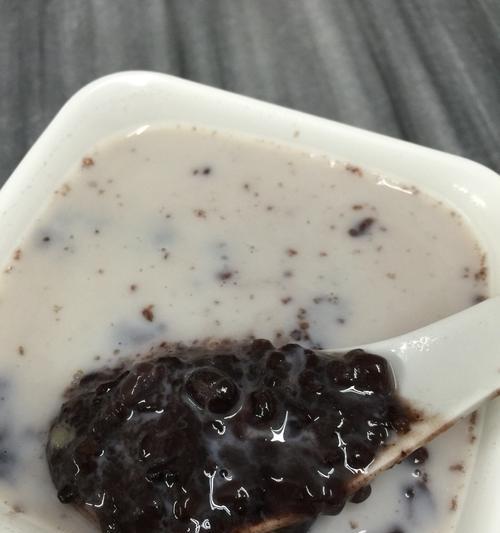 用椰汁打造美味西米露（简单易学的椰汁西米露制作方法）