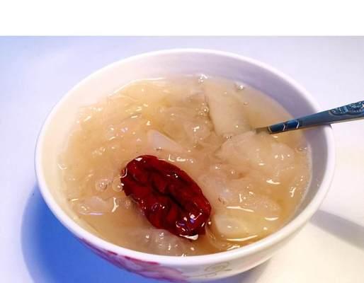 银耳红枣红豆糖水怎么做？有哪些健康益处？