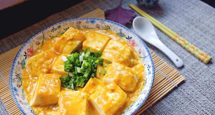 教你家常版蟹黄烧豆腐的制作方法（美味可口的家常菜）