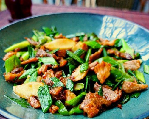 四川风味小食——火烧辣椒拌仔姜（一道开胃美味的麻辣小吃）