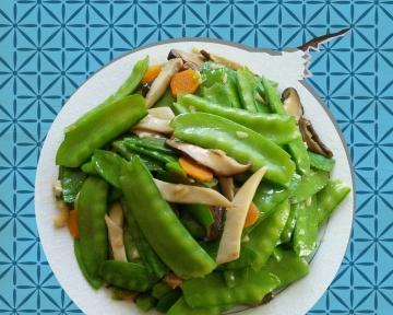 自制卤肉炒荷兰豆的做法是什么？步骤详细吗？