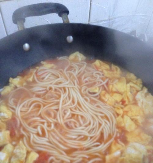 学会做美味香肠鸡蛋面（简单易学的家常菜）