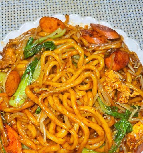 学会做美味香肠鸡蛋面（简单易学的家常菜）