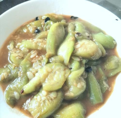 咸肉炒丝瓜，口感鲜美（传统美食的经典搭配）