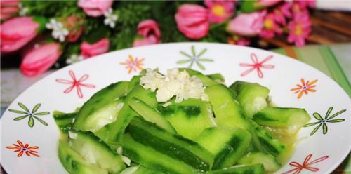 咸肉炒丝瓜，口感鲜美（传统美食的经典搭配）