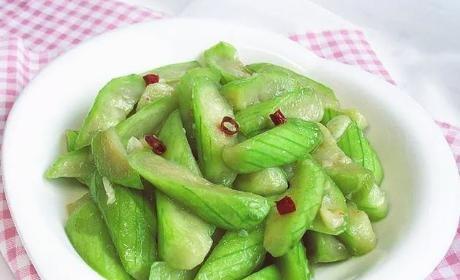 咸肉炒丝瓜，口感鲜美（传统美食的经典搭配）