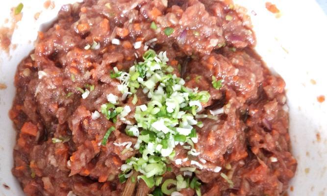 鲜肉洋葱包的制作方法（用新鲜材料制作口感清香的鲜肉洋葱包）