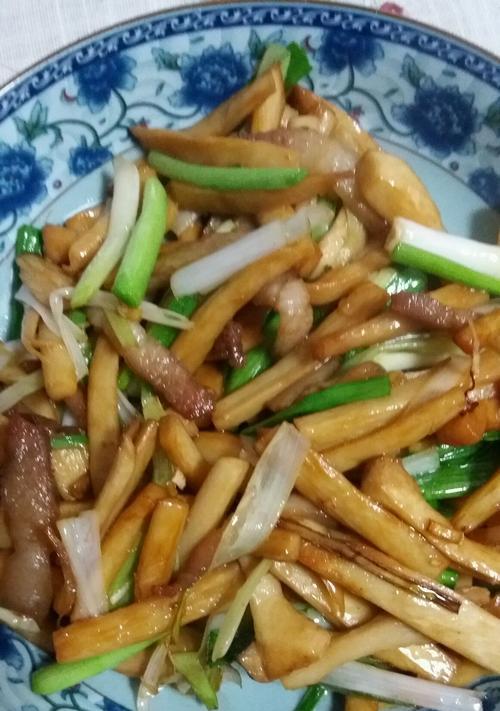 蒜苗炒鳝丝，味蕾的一场盛宴（如何用蒜苗点亮鳝丝的美味）