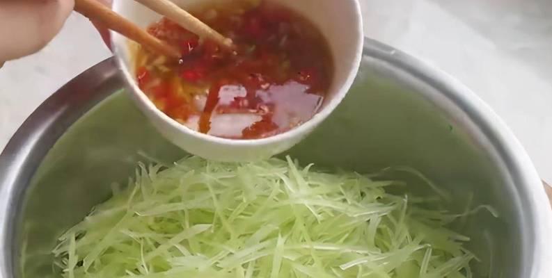 爽口可口的糖盐莴笋丝（健康简易生拌法）