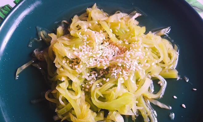 爽口可口的糖盐莴笋丝（健康简易生拌法）