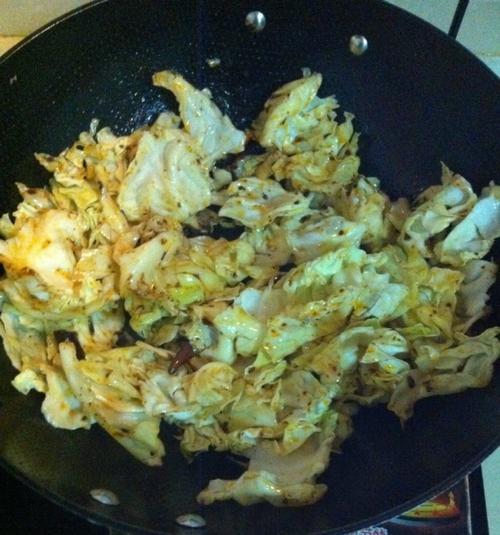 香辣卷心菜的做法（让你在家也能尝到美味的餐厅级菜品）