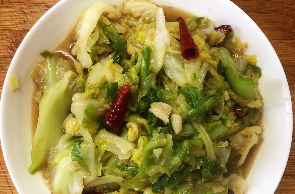 香辣卷心菜的做法（让你在家也能尝到美味的餐厅级菜品）