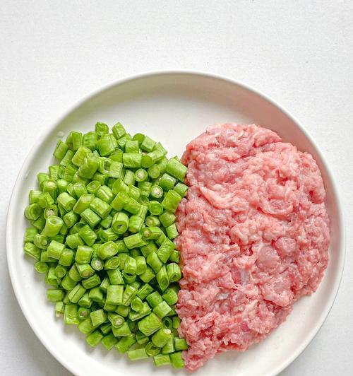 美食之道——肉糜豇豆饭的制作方法（一款让人回味无穷的家常饭菜）