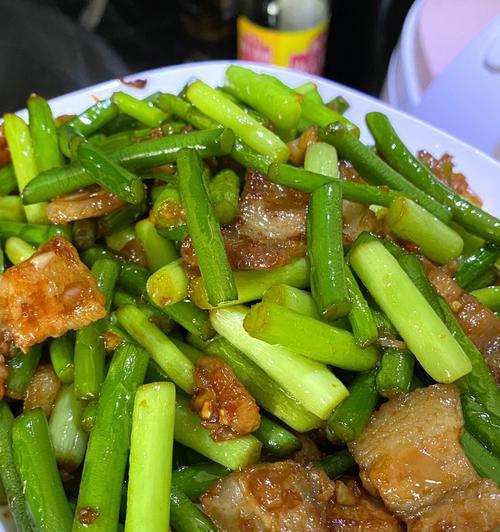 蒜苔炒熟肉的做法是什么？如何炒出鲜嫩多汁的蒜苔炒肉？
