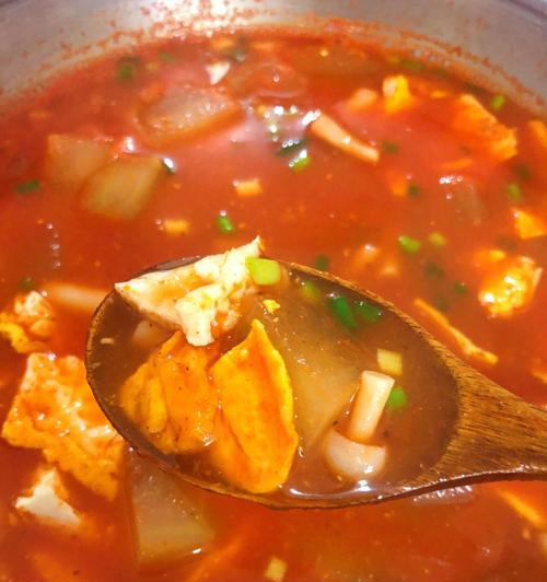 以西红柿冬瓜汤为食，迎接夏日清凉（健康美味的清热降火汤）